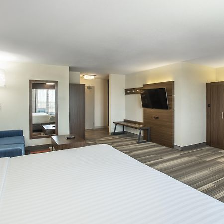 Holiday Inn Express & Suites Medicine Hat By Ihg Exterior photo