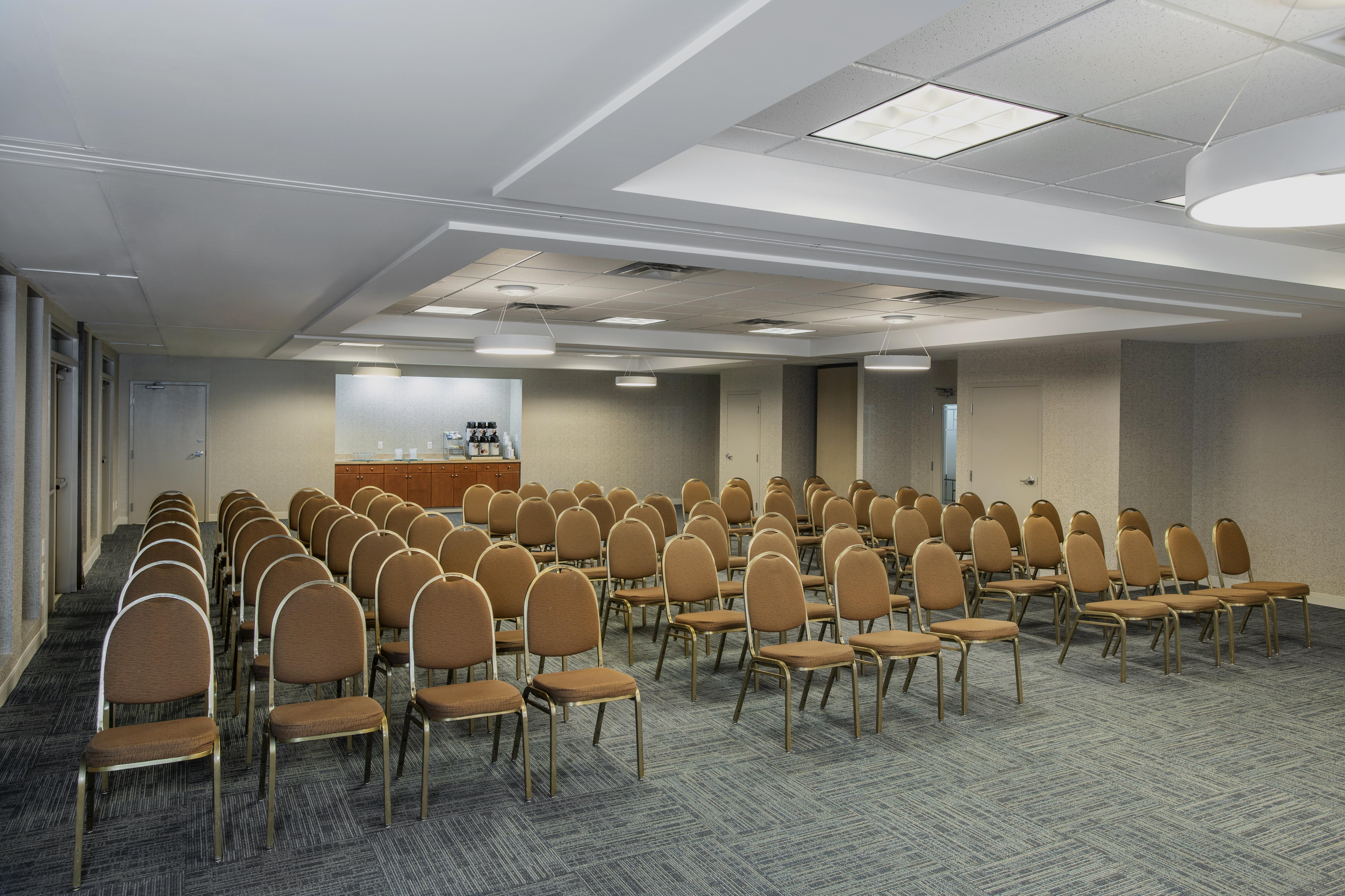 Holiday Inn Express & Suites Medicine Hat By Ihg Exterior photo