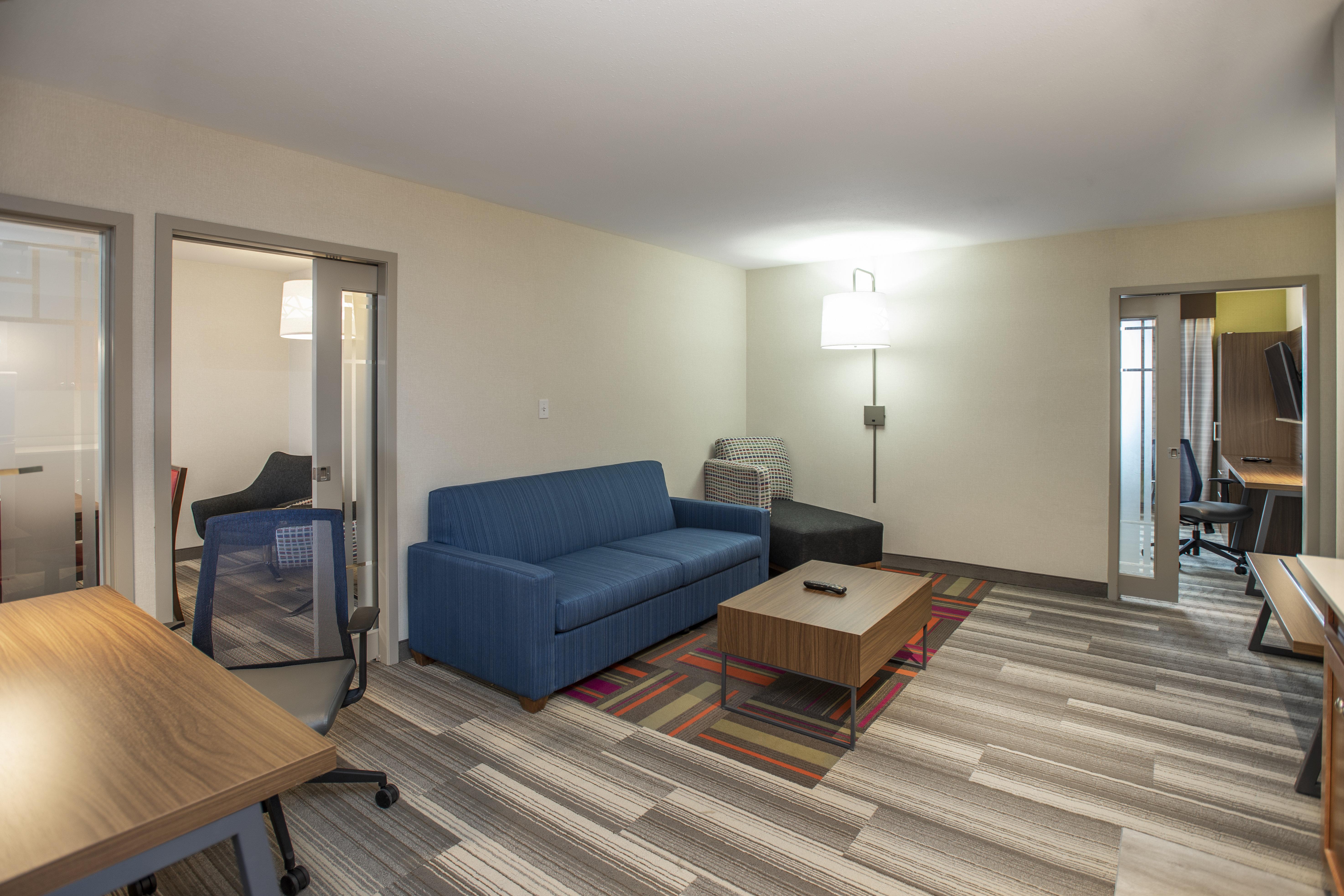 Holiday Inn Express & Suites Medicine Hat By Ihg Exterior photo