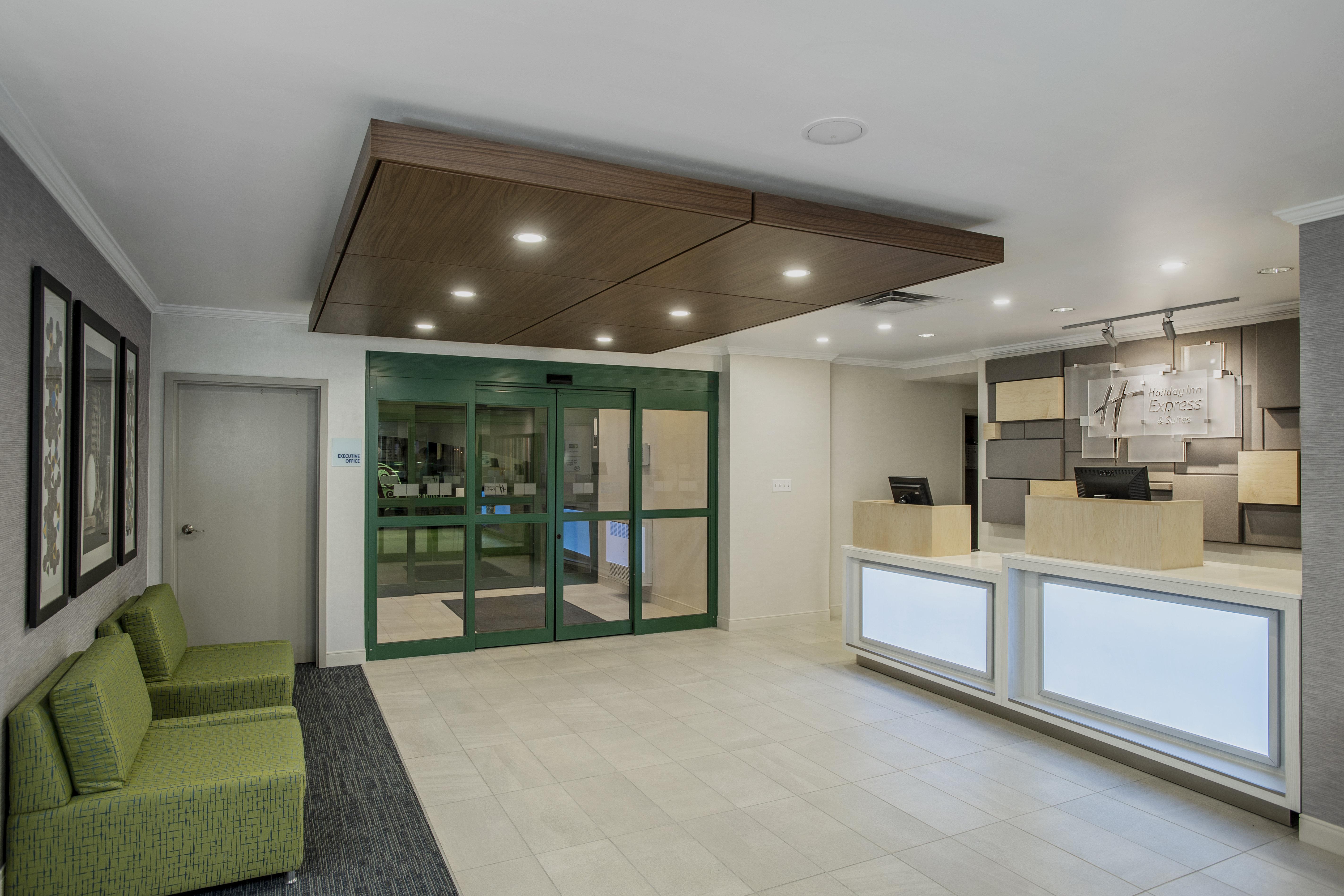 Holiday Inn Express & Suites Medicine Hat By Ihg Exterior photo