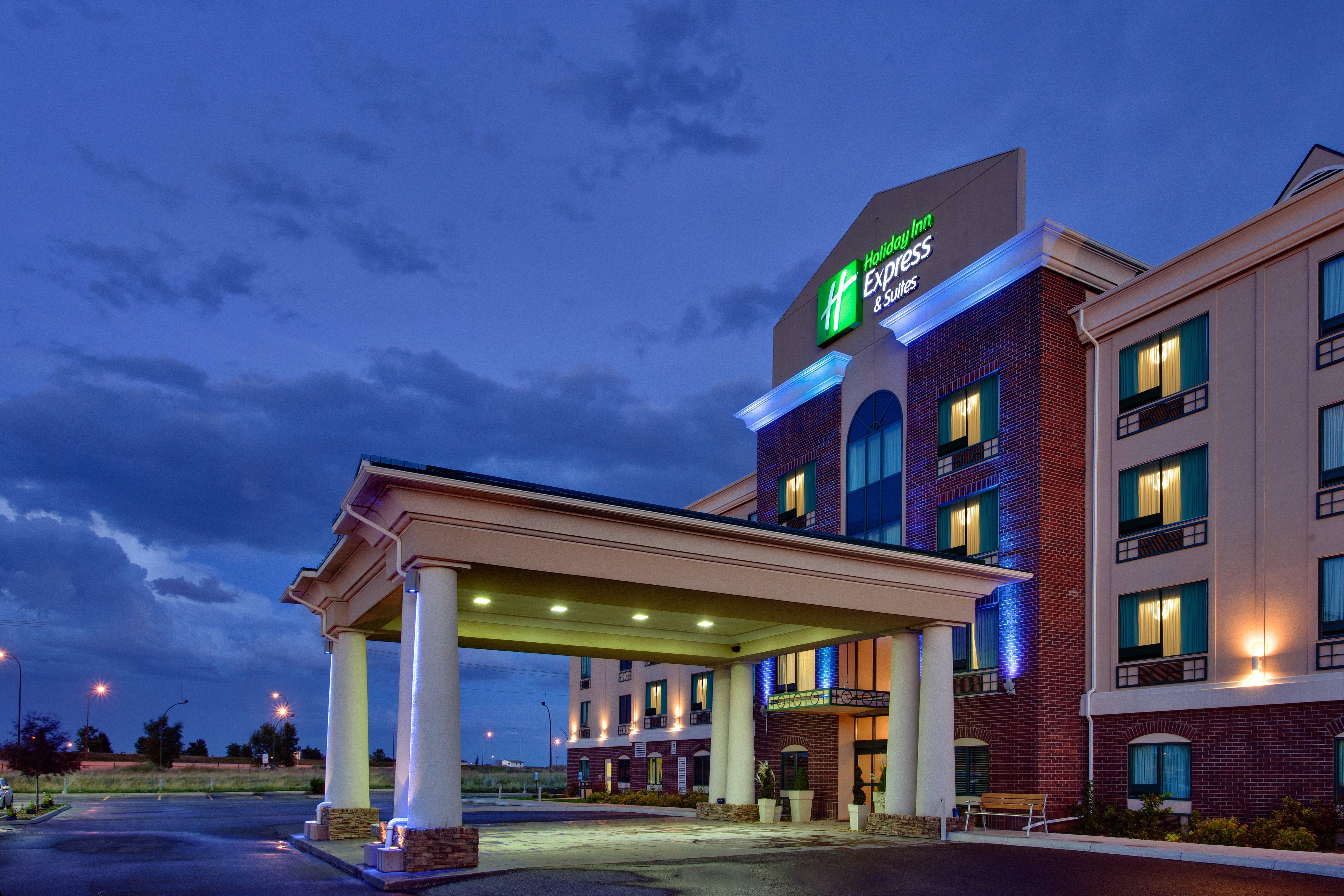 Holiday Inn Express & Suites Medicine Hat By Ihg Exterior photo