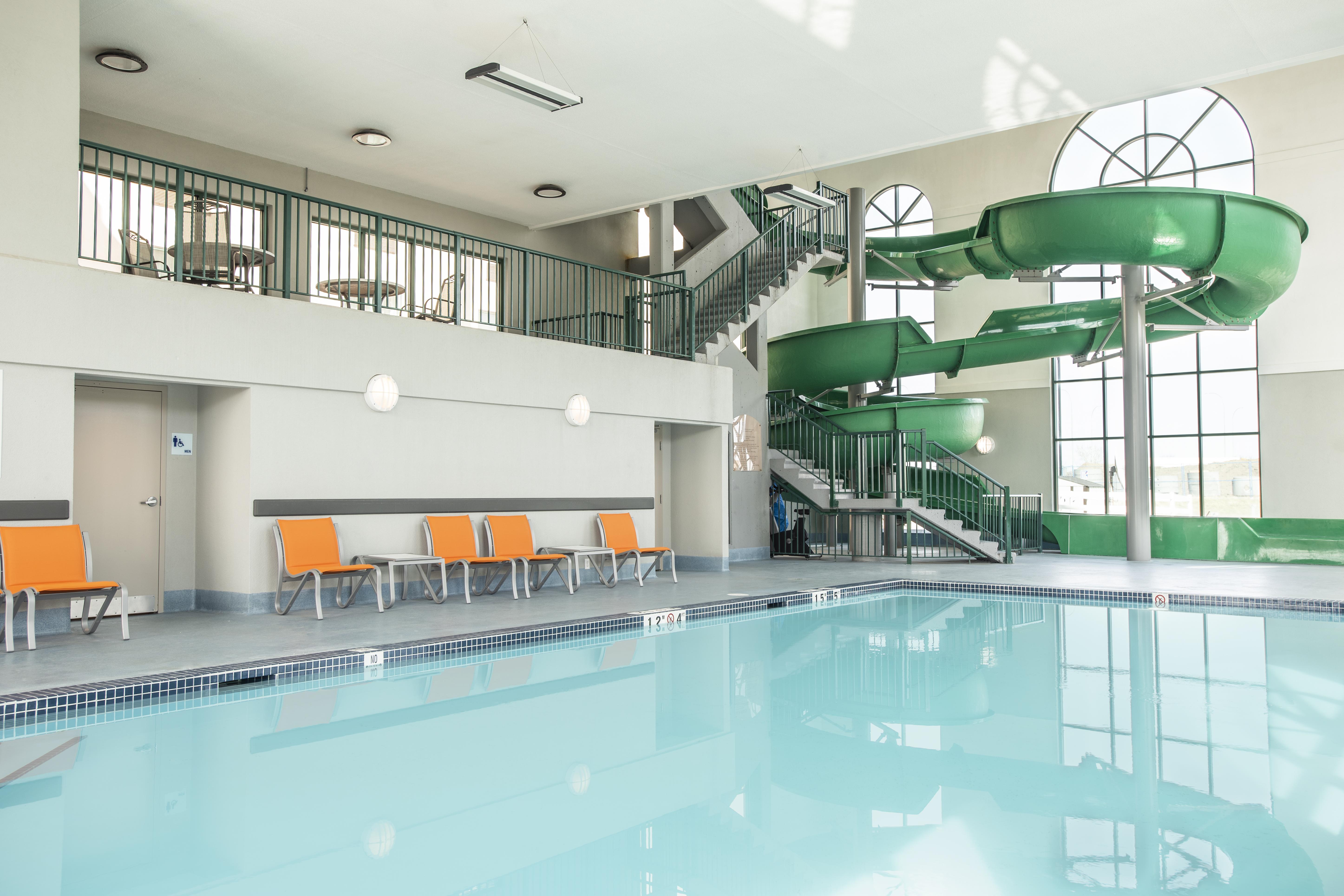 Holiday Inn Express & Suites Medicine Hat By Ihg Exterior photo