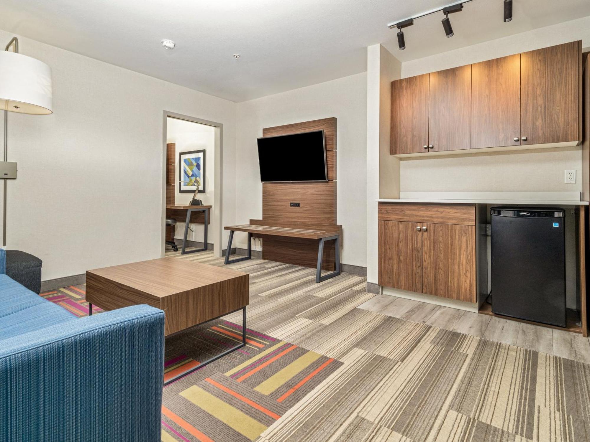 Holiday Inn Express & Suites Medicine Hat By Ihg Exterior photo