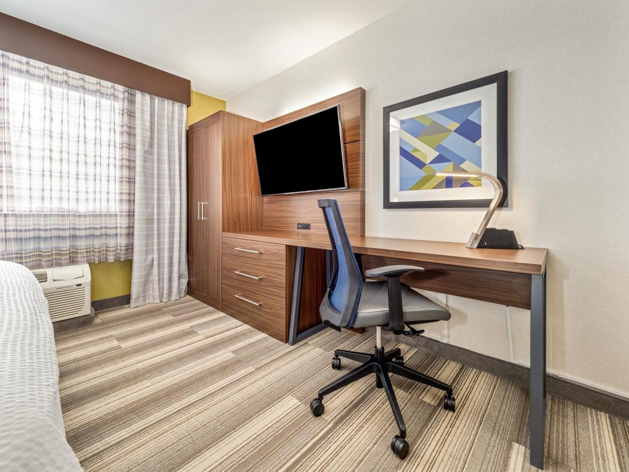 Holiday Inn Express & Suites Medicine Hat By Ihg Exterior photo