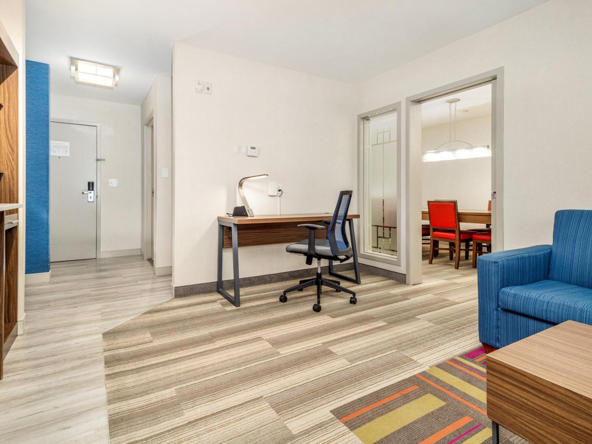 Holiday Inn Express & Suites Medicine Hat By Ihg Exterior photo