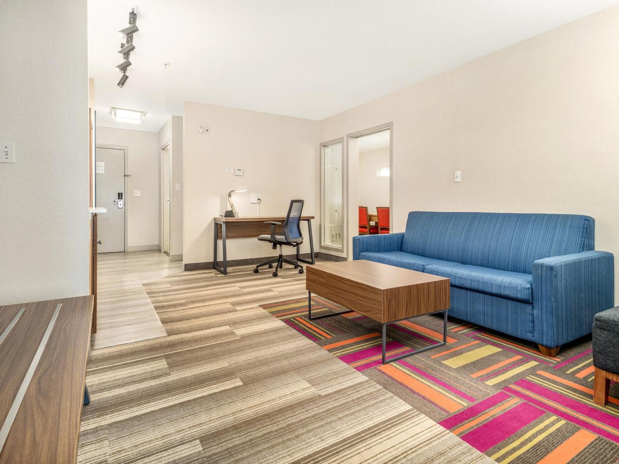 Holiday Inn Express & Suites Medicine Hat By Ihg Exterior photo
