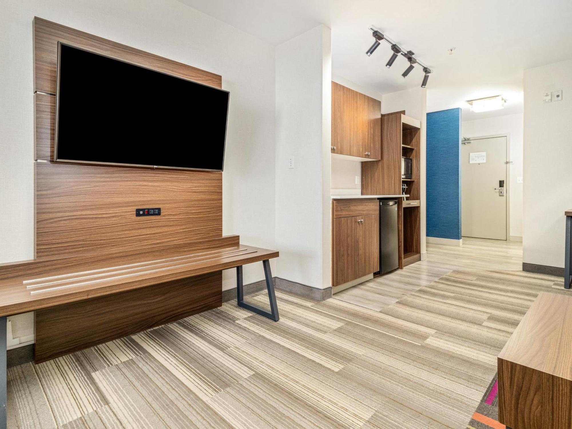 Holiday Inn Express & Suites Medicine Hat By Ihg Exterior photo