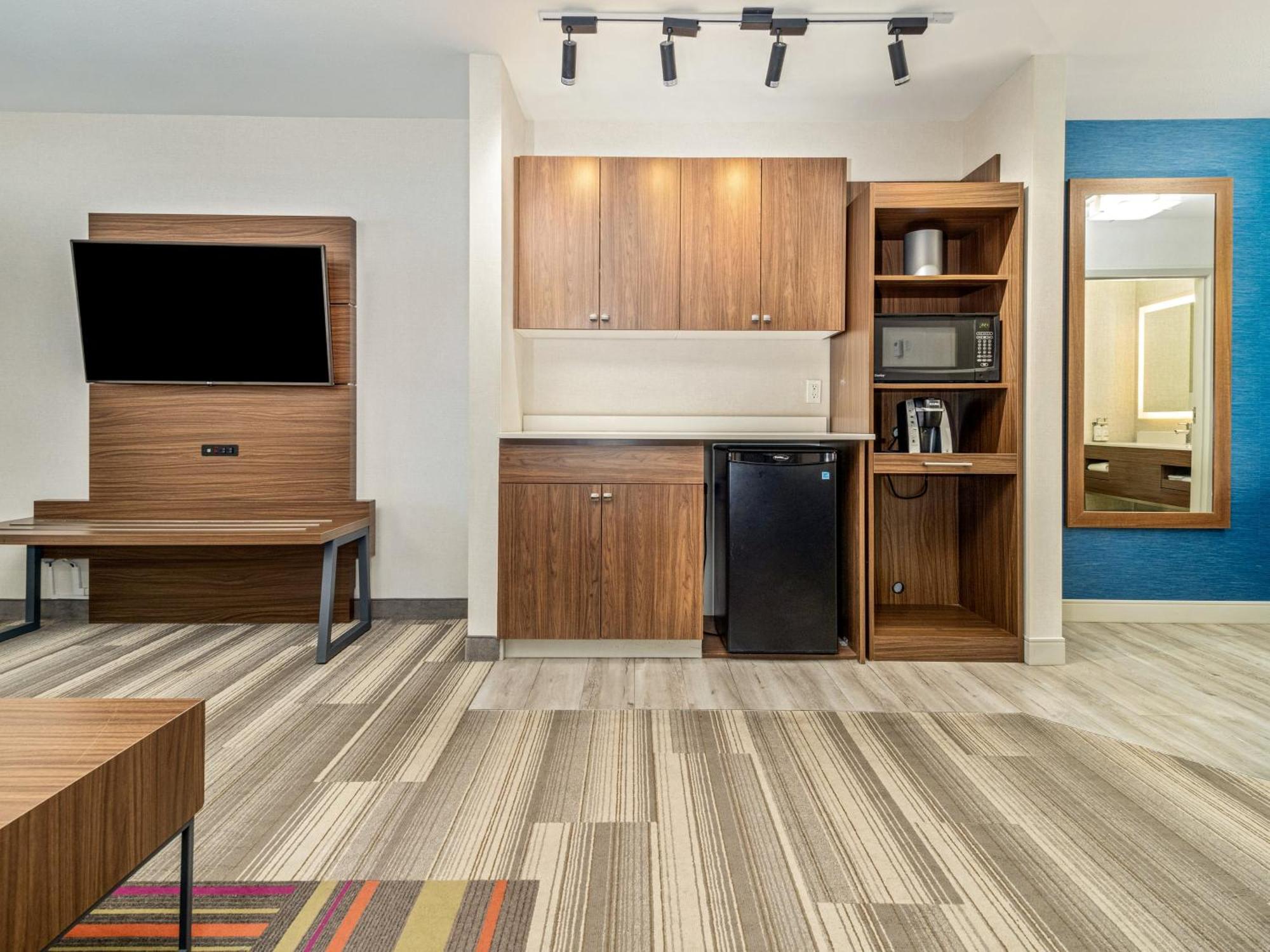 Holiday Inn Express & Suites Medicine Hat By Ihg Exterior photo