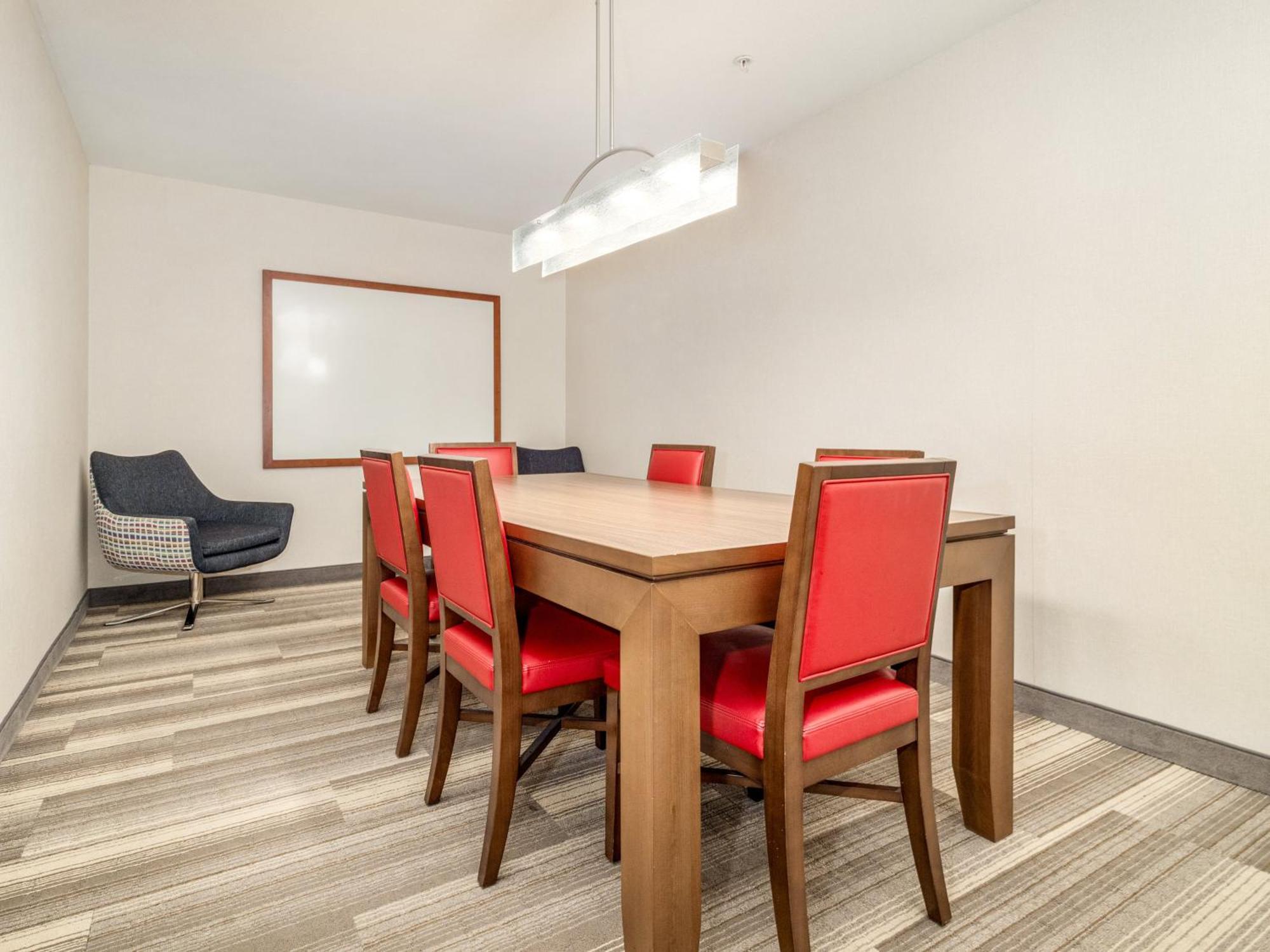 Holiday Inn Express & Suites Medicine Hat By Ihg Exterior photo