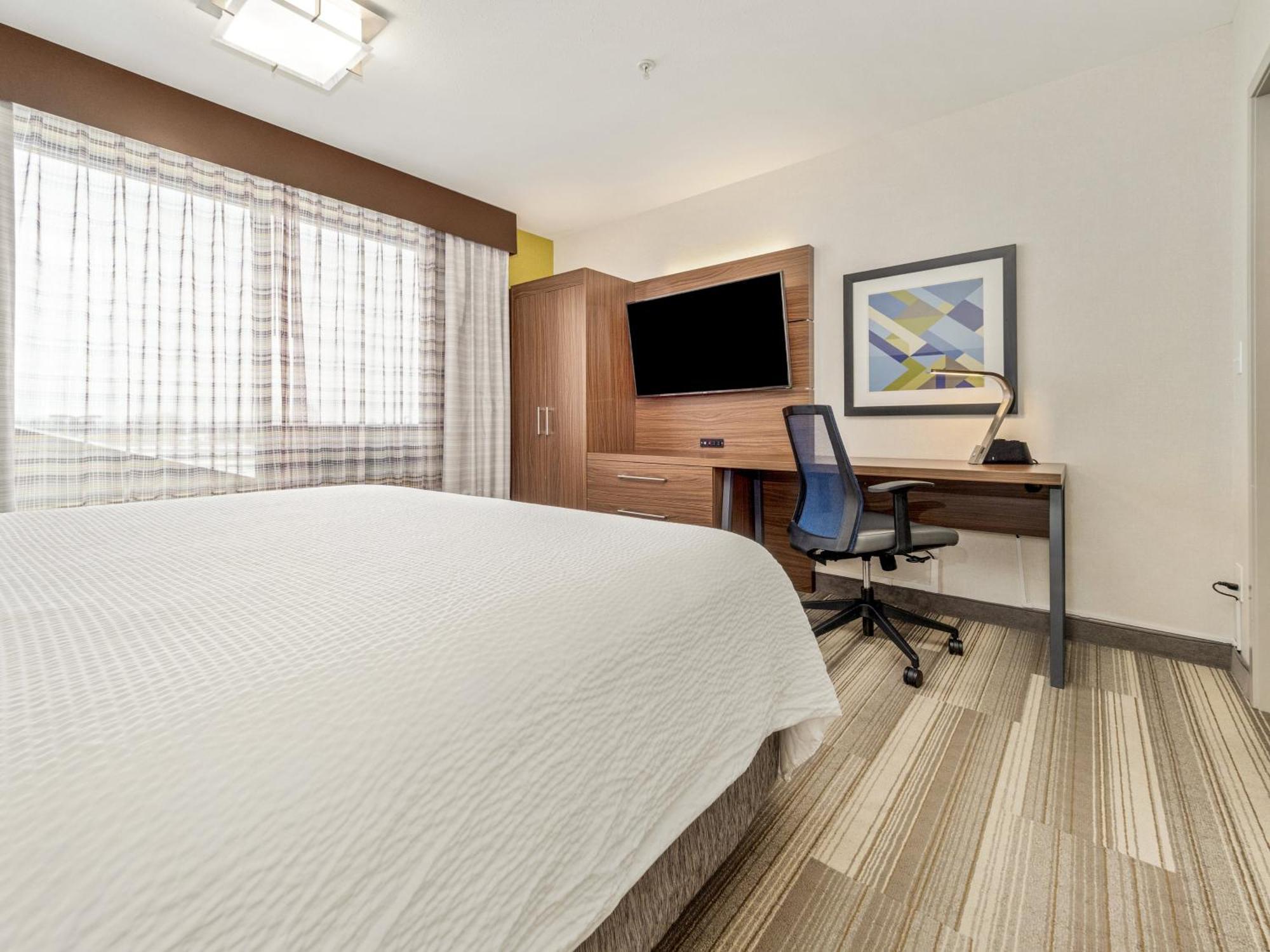 Holiday Inn Express & Suites Medicine Hat By Ihg Exterior photo