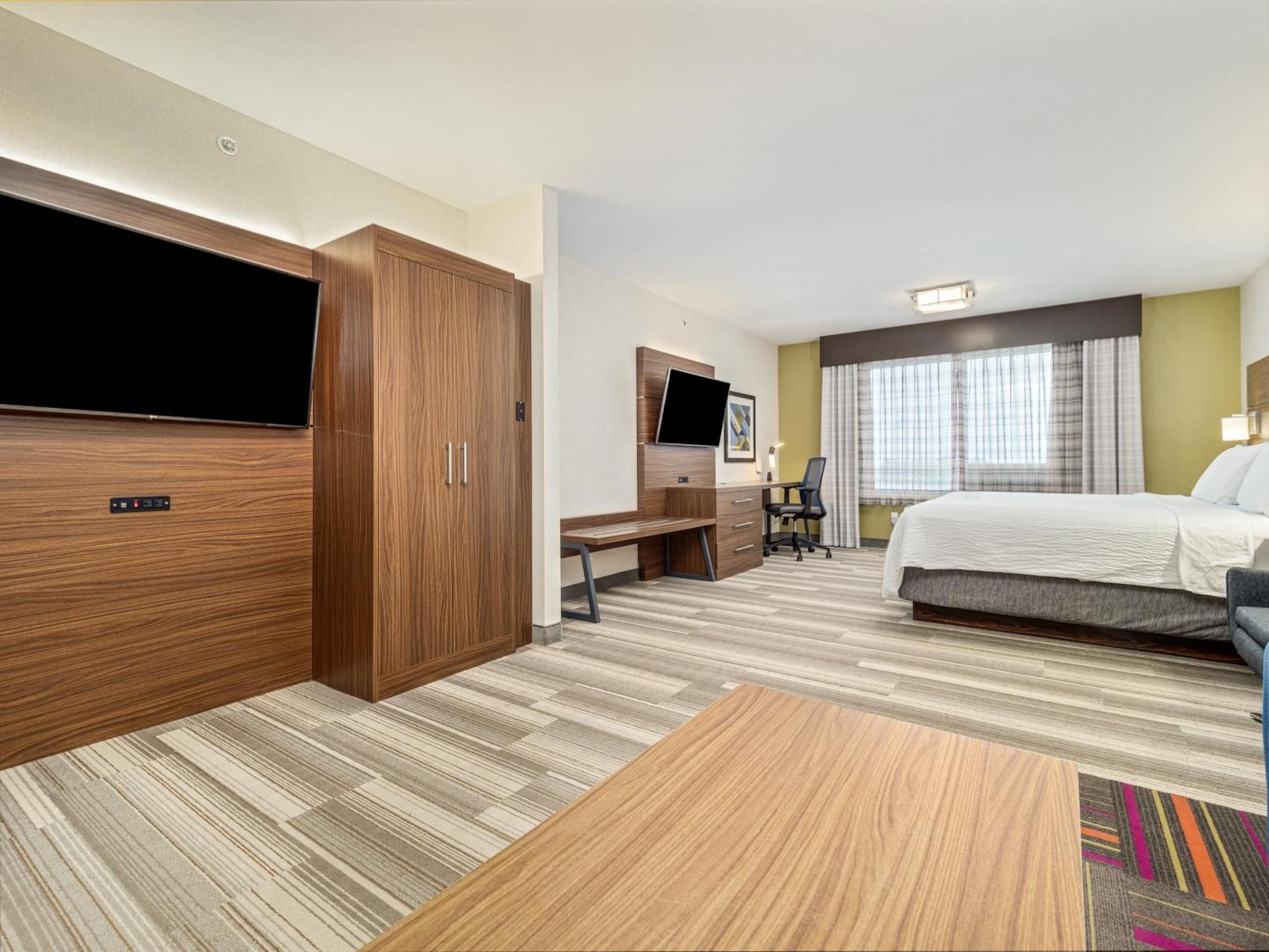 Holiday Inn Express & Suites Medicine Hat By Ihg Exterior photo