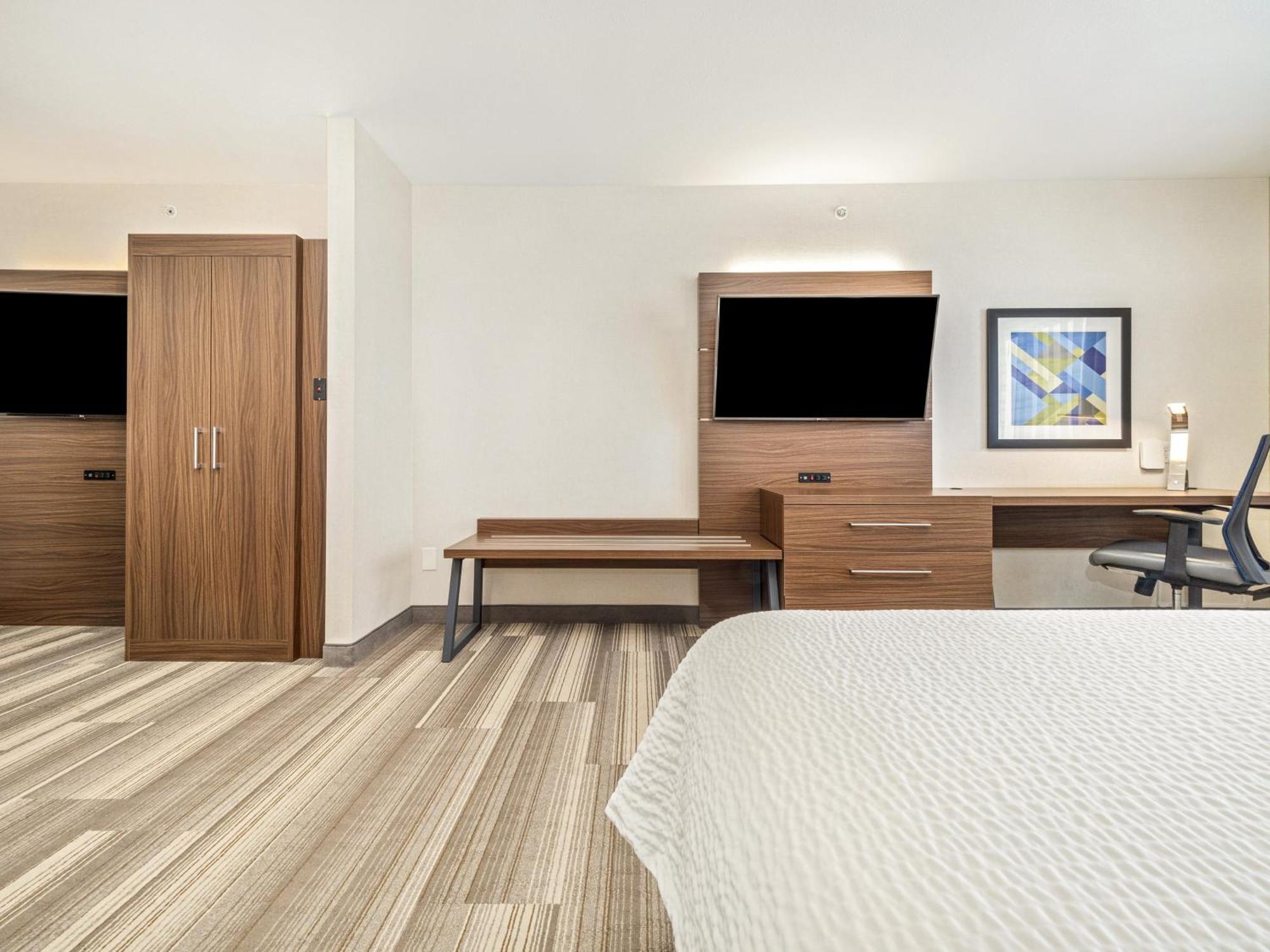 Holiday Inn Express & Suites Medicine Hat By Ihg Exterior photo
