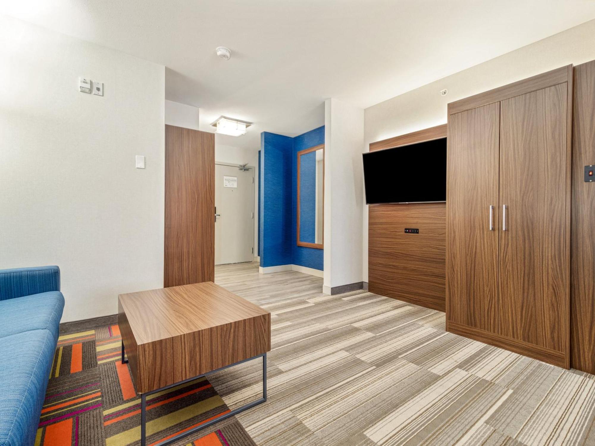 Holiday Inn Express & Suites Medicine Hat By Ihg Exterior photo