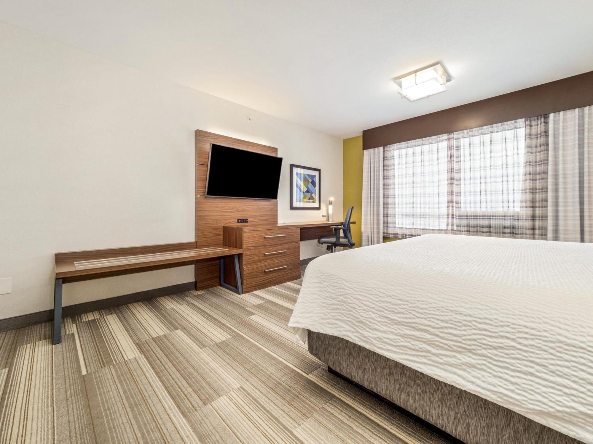 Holiday Inn Express & Suites Medicine Hat By Ihg Exterior photo