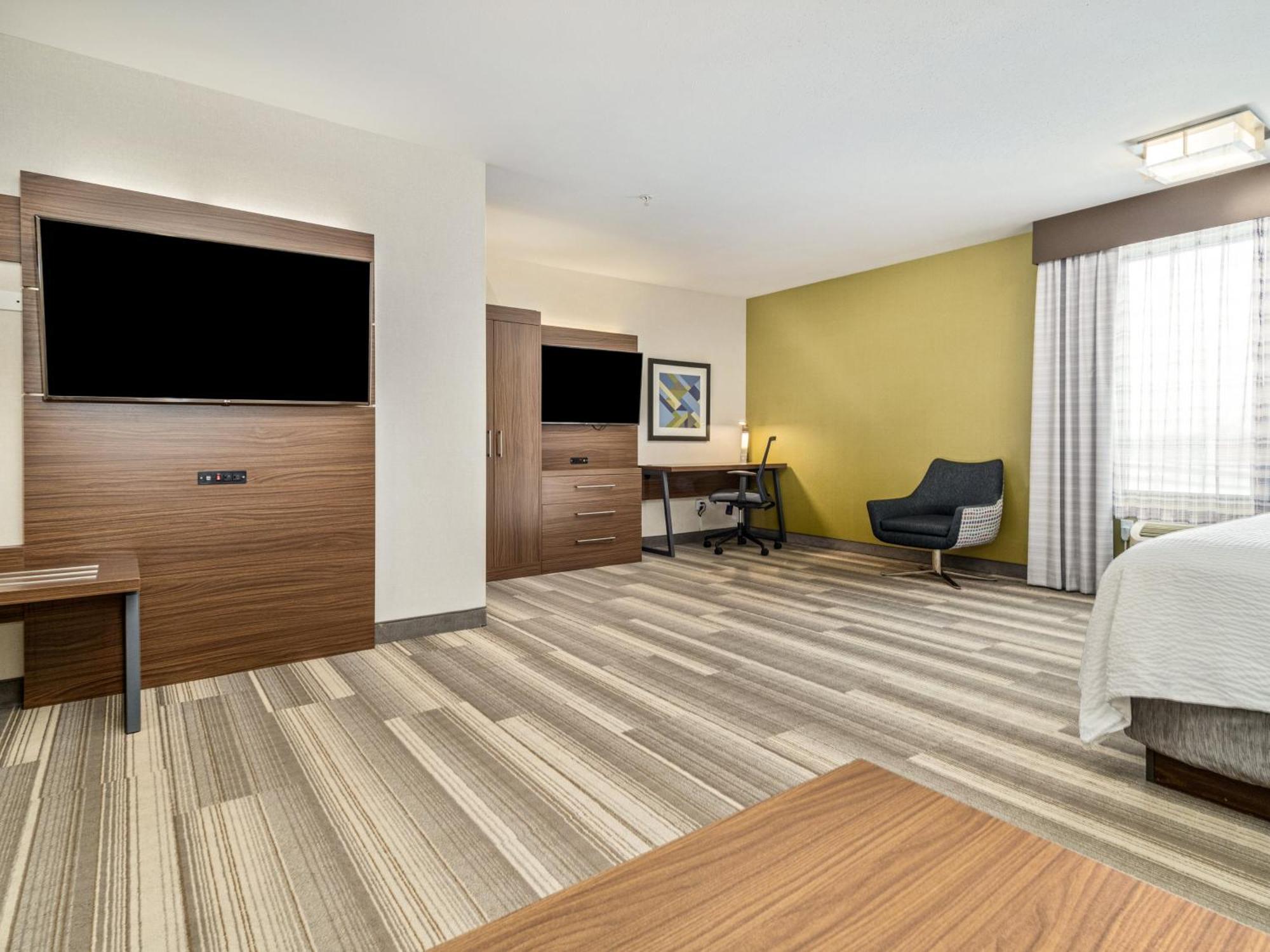 Holiday Inn Express & Suites Medicine Hat By Ihg Exterior photo