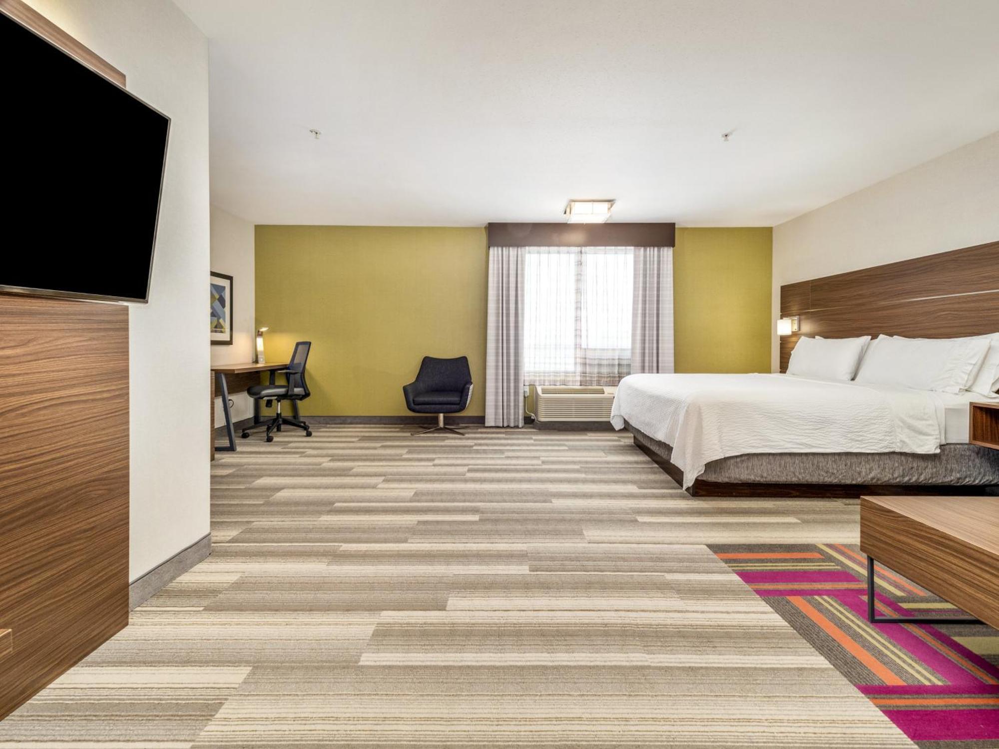 Holiday Inn Express & Suites Medicine Hat By Ihg Exterior photo