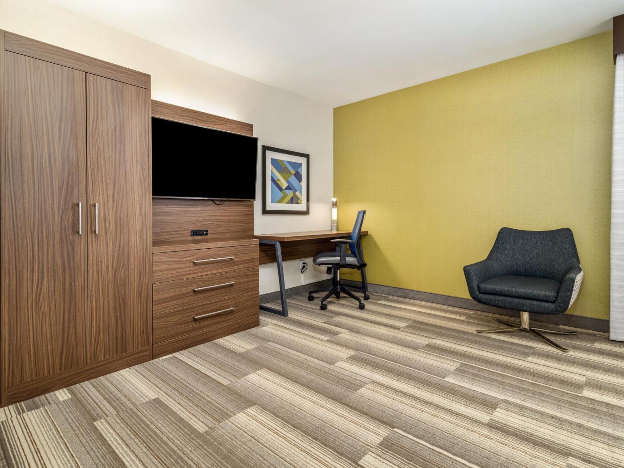 Holiday Inn Express & Suites Medicine Hat By Ihg Exterior photo