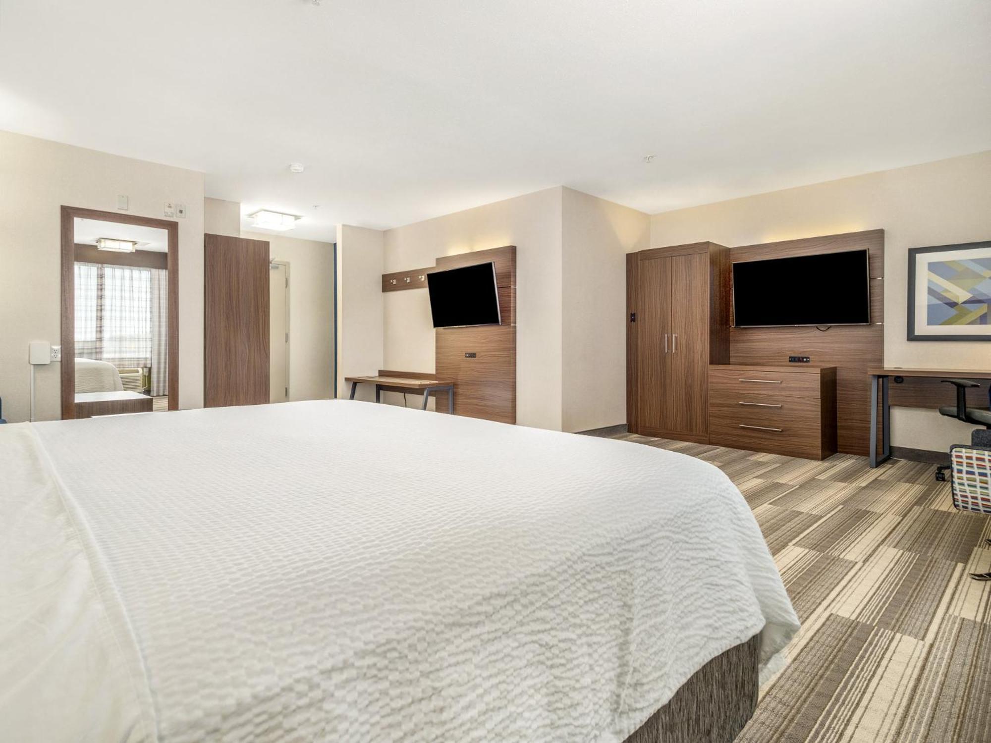 Holiday Inn Express & Suites Medicine Hat By Ihg Exterior photo