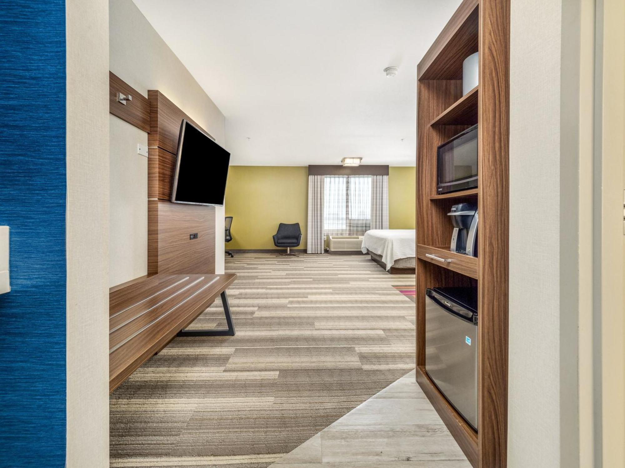 Holiday Inn Express & Suites Medicine Hat By Ihg Exterior photo