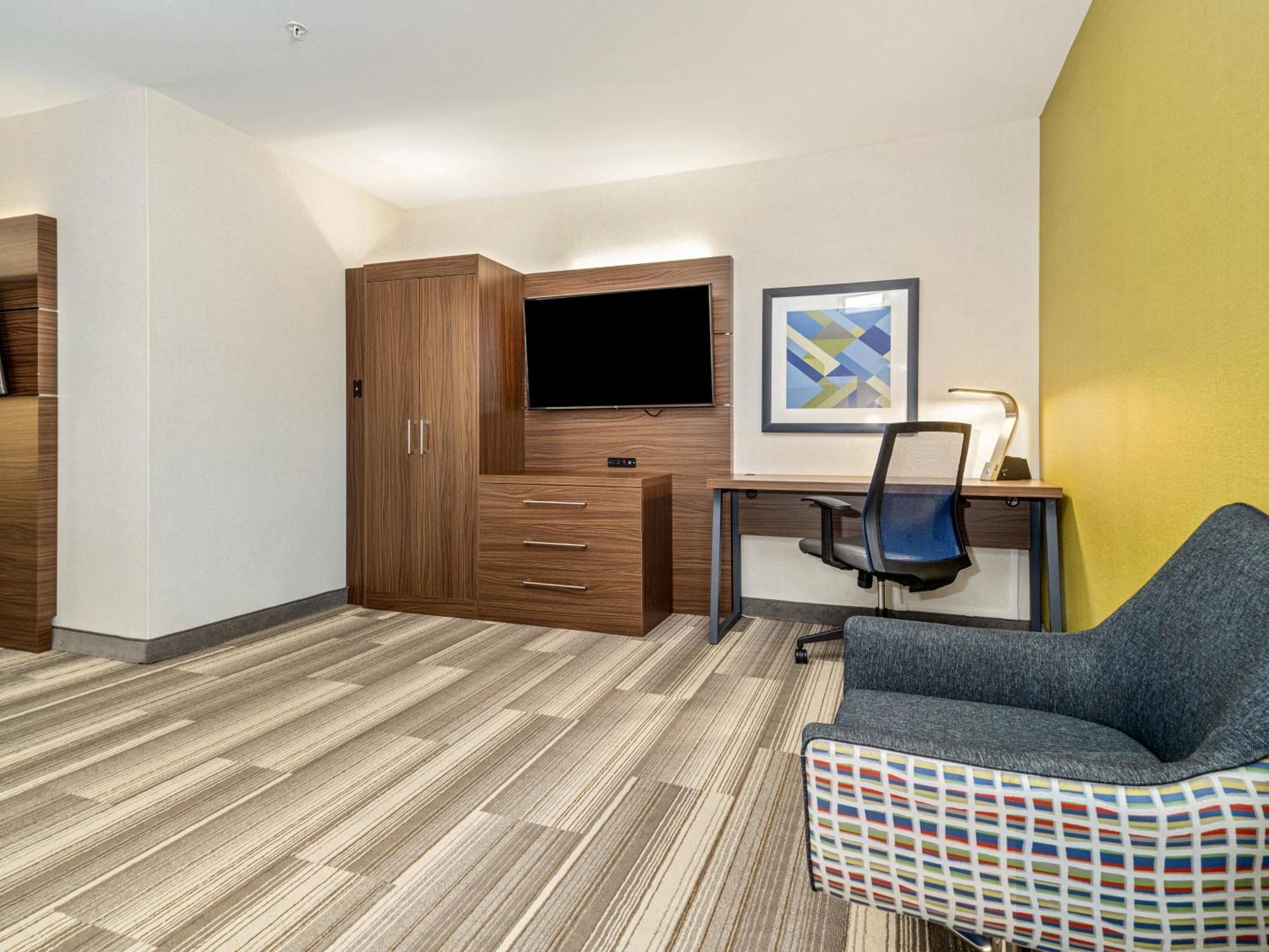 Holiday Inn Express & Suites Medicine Hat By Ihg Exterior photo