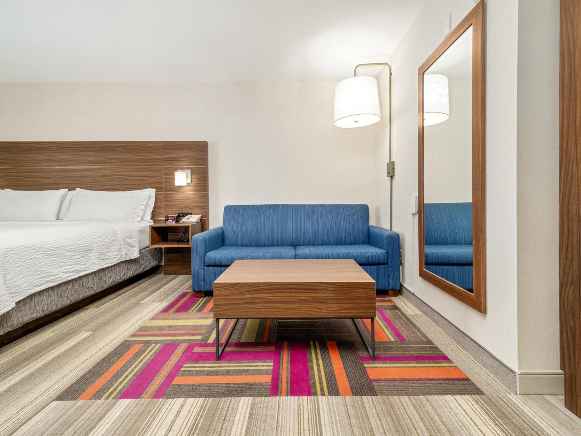 Holiday Inn Express & Suites Medicine Hat By Ihg Exterior photo