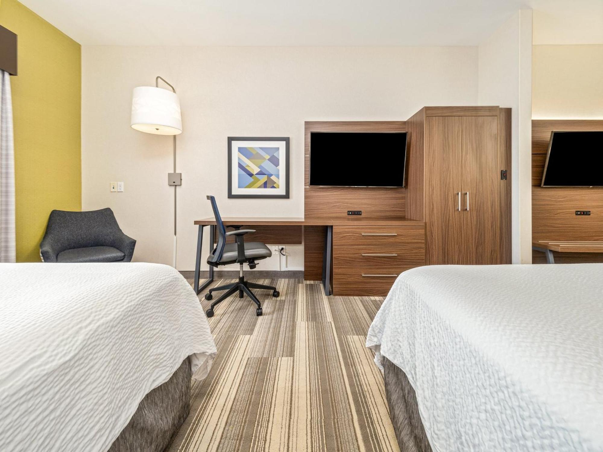 Holiday Inn Express & Suites Medicine Hat By Ihg Exterior photo