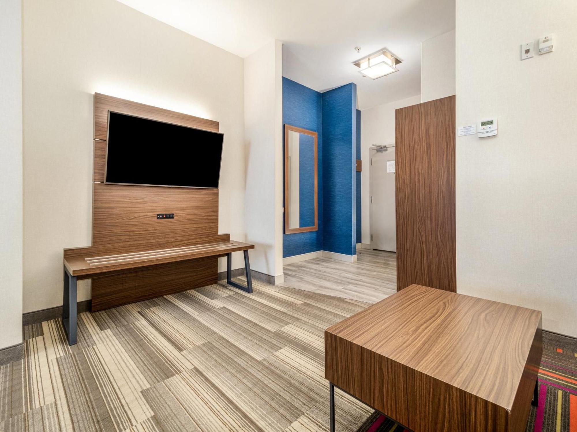 Holiday Inn Express & Suites Medicine Hat By Ihg Exterior photo