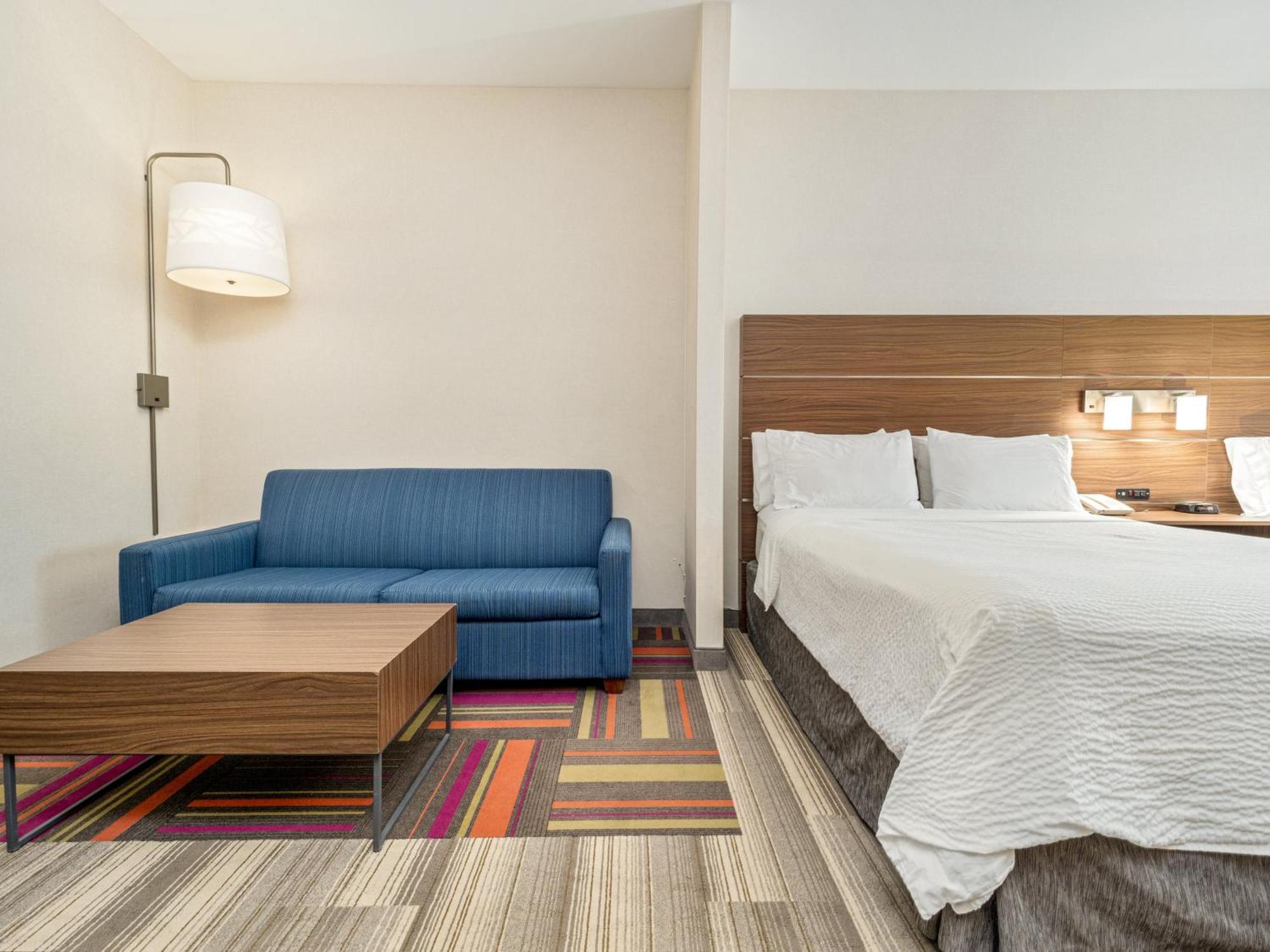 Holiday Inn Express & Suites Medicine Hat By Ihg Exterior photo