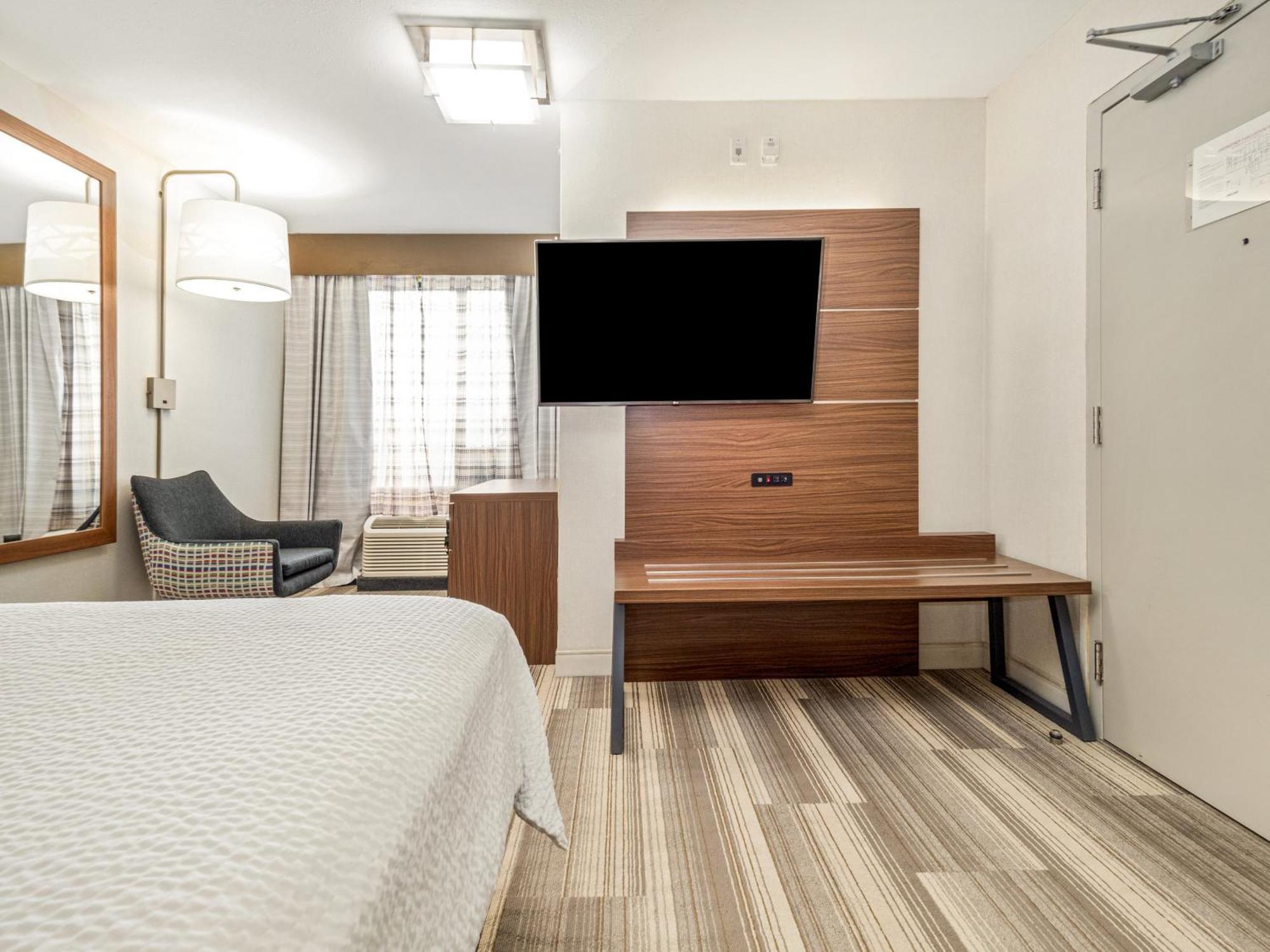 Holiday Inn Express & Suites Medicine Hat By Ihg Exterior photo