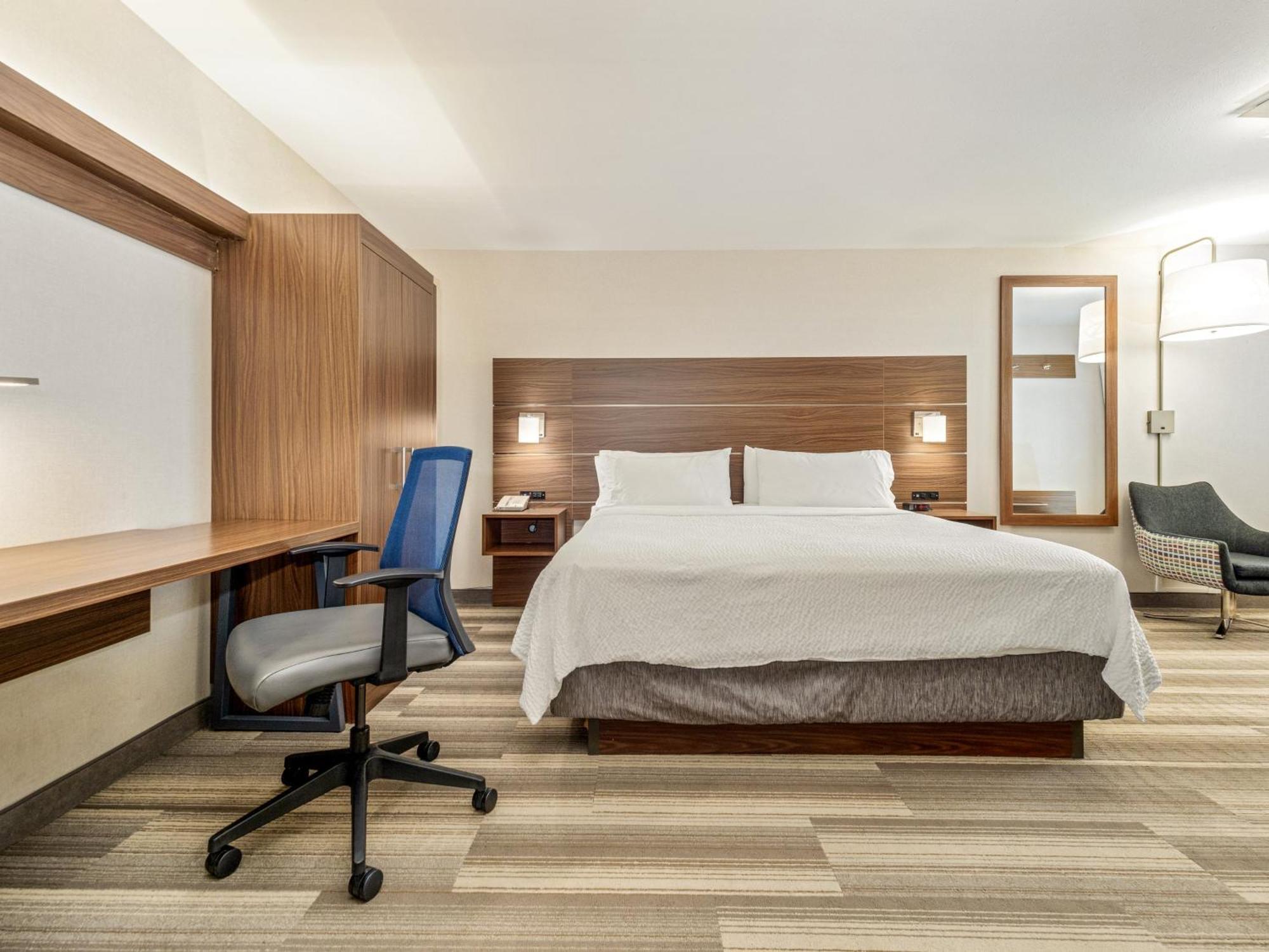 Holiday Inn Express & Suites Medicine Hat By Ihg Exterior photo