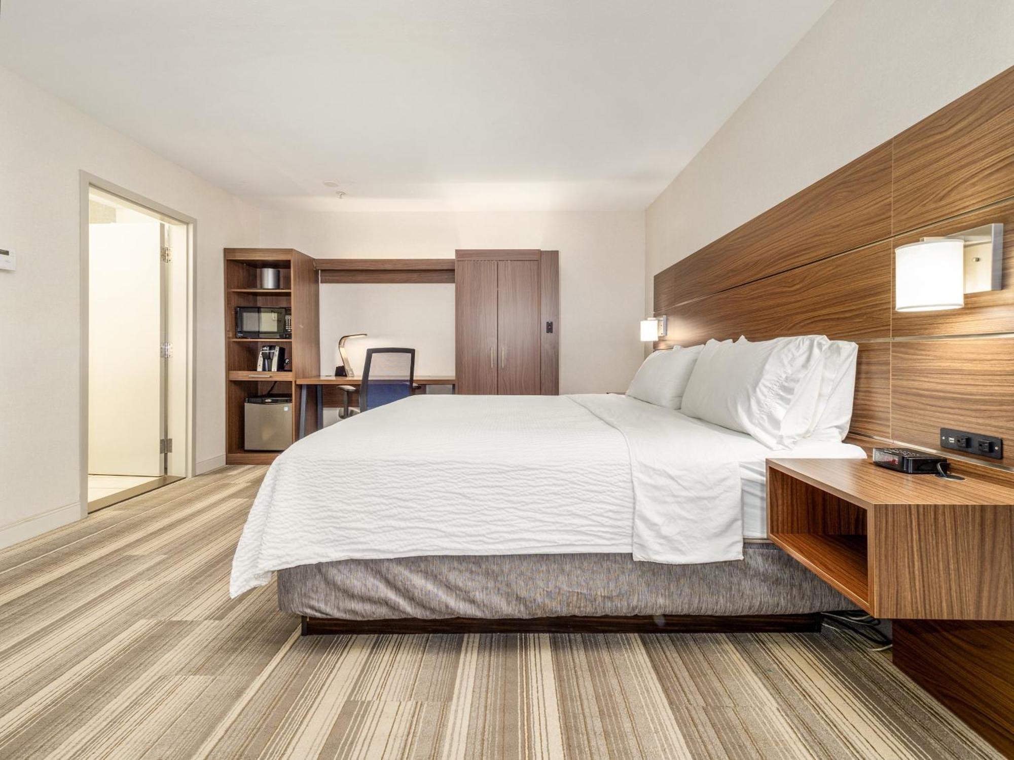 Holiday Inn Express & Suites Medicine Hat By Ihg Exterior photo