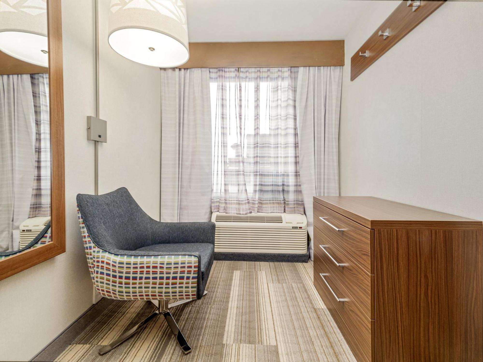 Holiday Inn Express & Suites Medicine Hat By Ihg Exterior photo