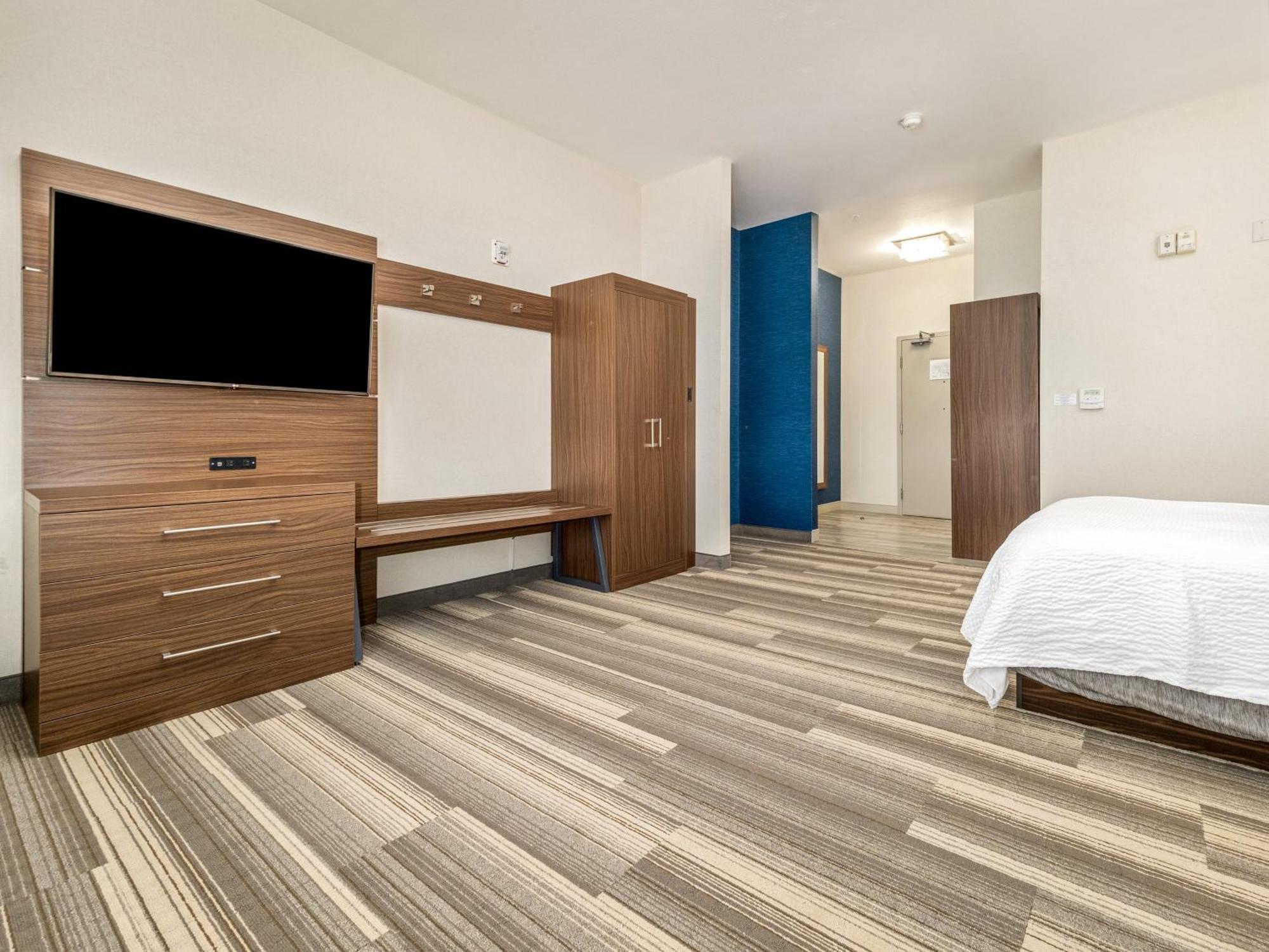 Holiday Inn Express & Suites Medicine Hat By Ihg Exterior photo