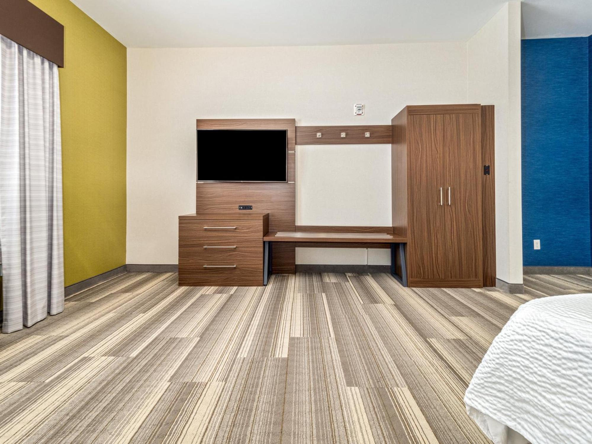 Holiday Inn Express & Suites Medicine Hat By Ihg Exterior photo
