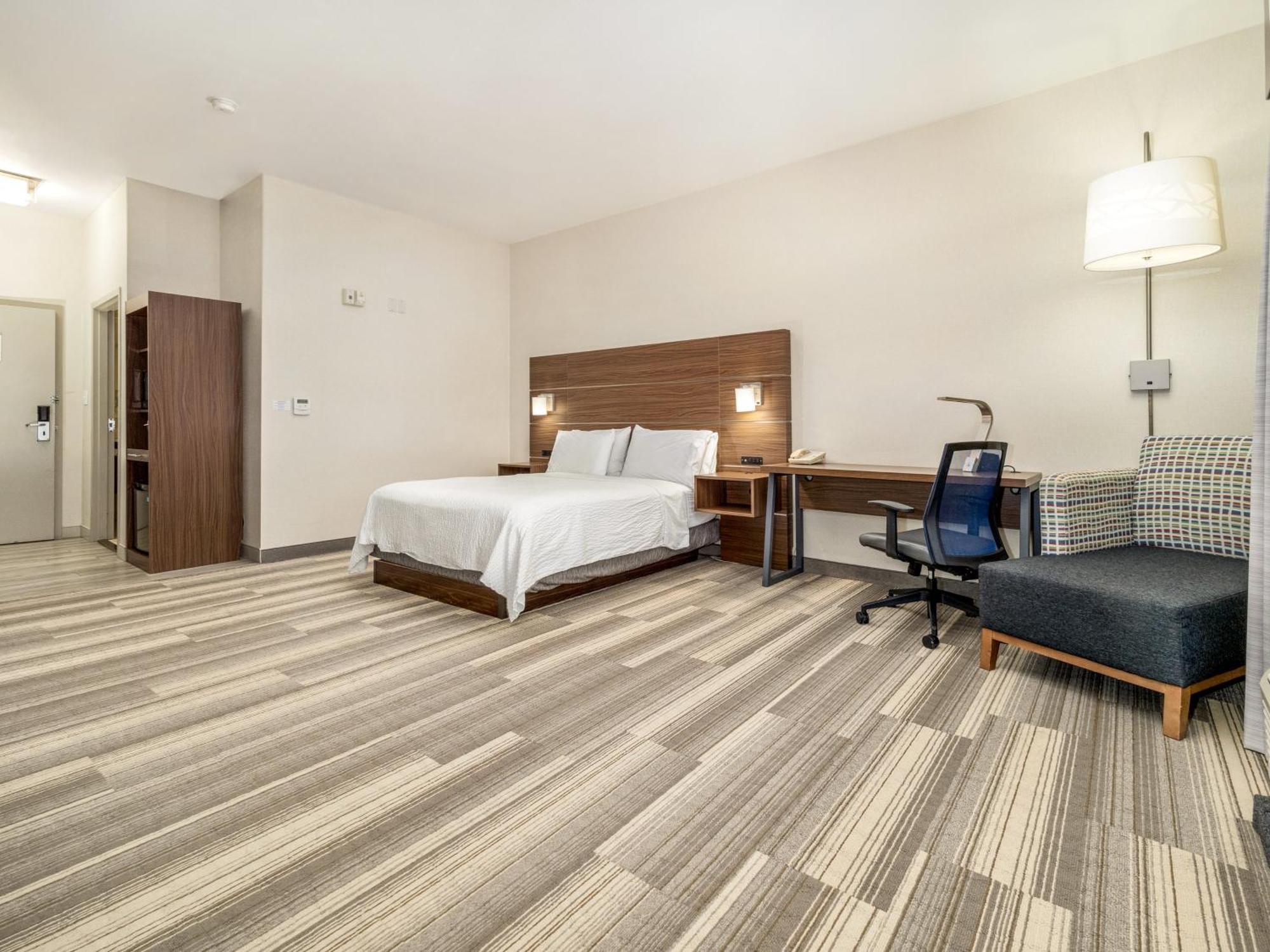 Holiday Inn Express & Suites Medicine Hat By Ihg Exterior photo