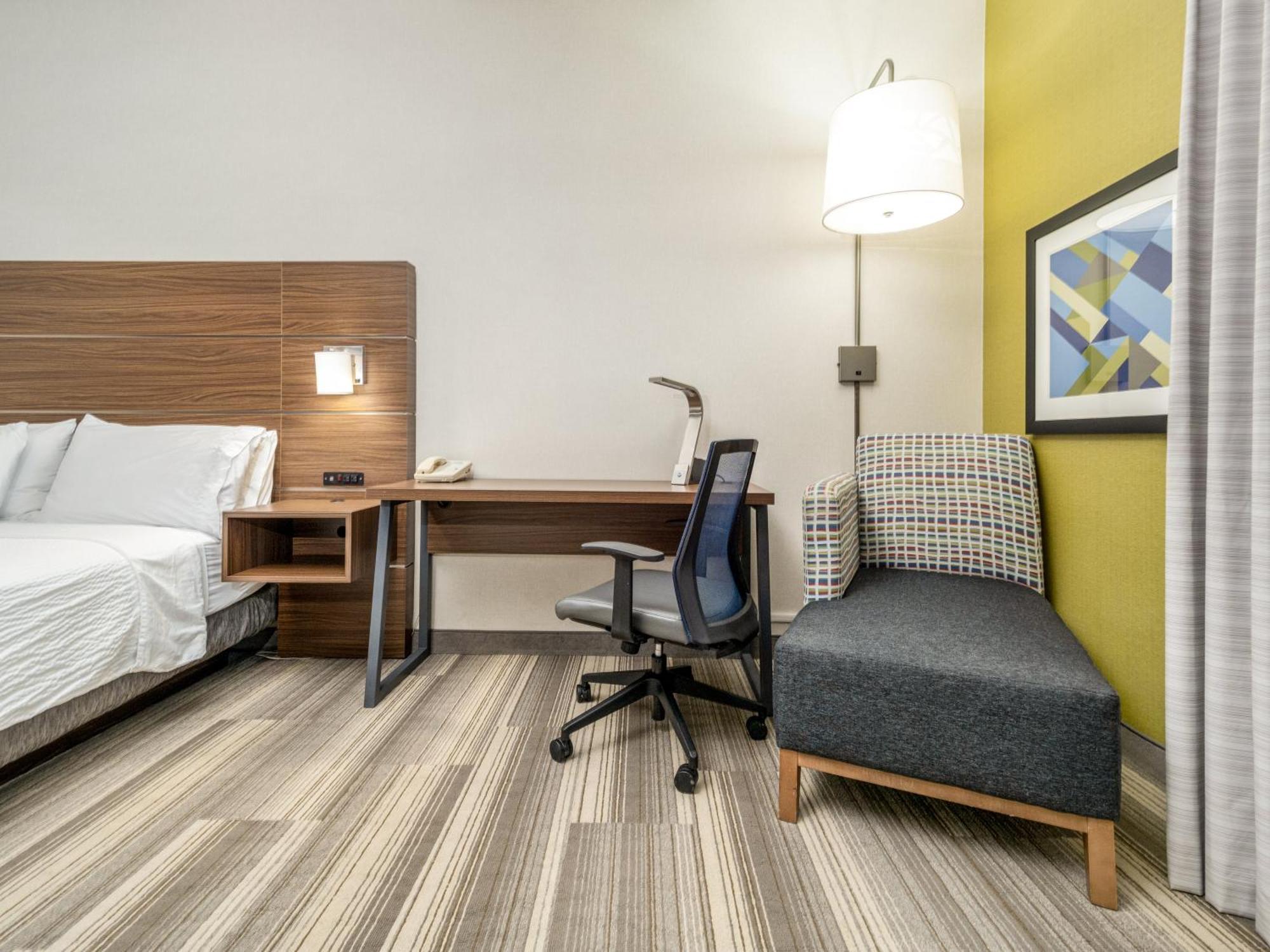 Holiday Inn Express & Suites Medicine Hat By Ihg Exterior photo