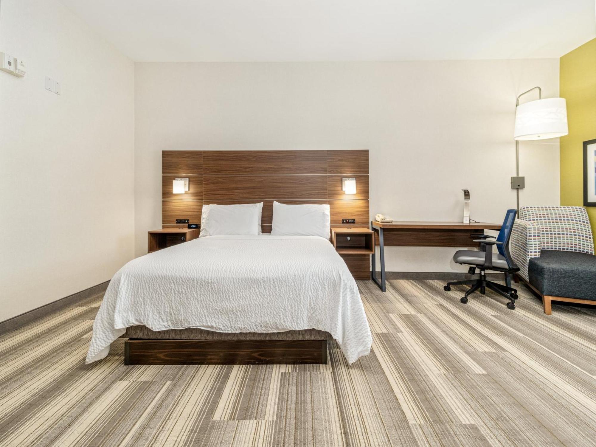 Holiday Inn Express & Suites Medicine Hat By Ihg Exterior photo